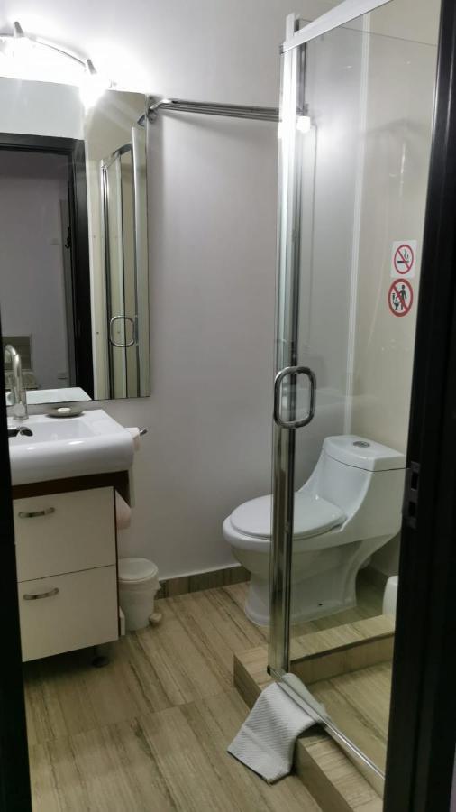 Nevis Fundeni Hotel Boekarest Buitenkant foto