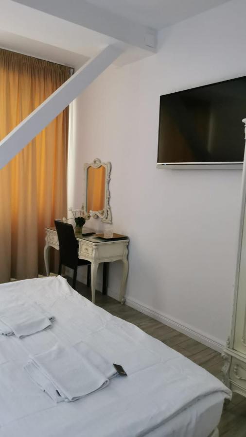 Nevis Fundeni Hotel Boekarest Buitenkant foto